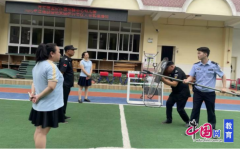 班孩子们认实倾听教师关于火警风险及准确逃生